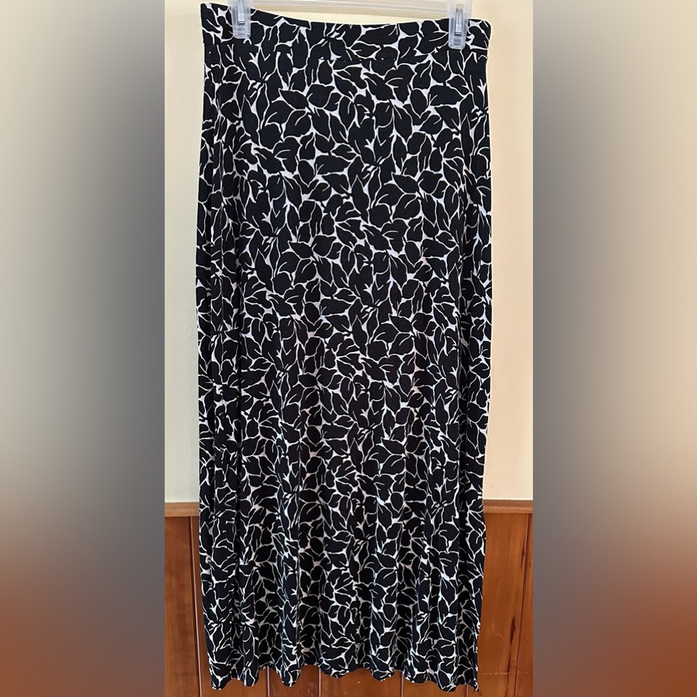 LOFT size SP black and white leaf designed midi skirt.
